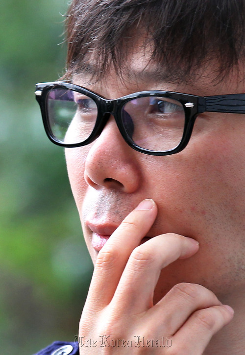 Tech-savvy writer Kim Young-ha quit Twitter and blogging after a series of controversial online debates on the systemic problems of Korea’s literary scene and the death of screenwriter Choi Go-eun, Kim’s student at Korea National University of Arts. Yonhap News