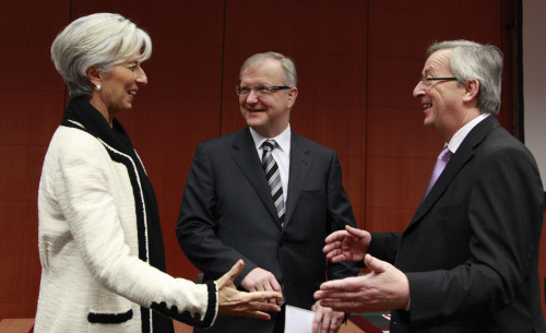 <YONHAP PHOTO-2892> From left, French Finance Minister Christine Lagarde, European Commissioner for the Economy Olli Rehn and Luxembourg's Finance Minister Jean Claude Juncker share a word during a meeting of eurozone finance ministers at the EU Council building in Brussels on Monday, Feb. 14, 2011. European ministers face a potential flare-up in the euro's debt crisis when they meet Monday as investors increasingly worry they might not deliver on their promise of a comprehensive solution. (AP Photo/Virginia Mayo)/2011-02-14 23:05:00/ <저작권자 ⓒ 1980-2011 ㈜연합뉴스. 무단 전재 재배포 금지.>
From left: French Finance Minister Christine Lagarde, European Commissioner for the Economy Olli Rehn and Luxembourg’s Finance Minister Jean Claude Juncker share a word during a meeting of eurozone finance ministers at the EU Council building in Brussels on Monday. AP-Yonhap News
