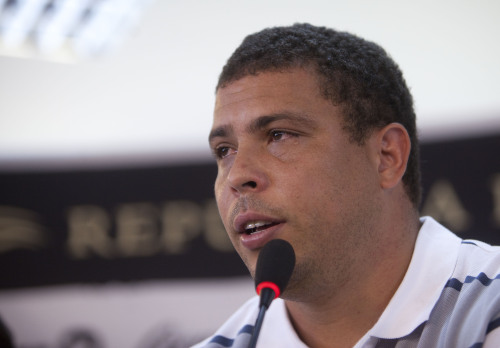 <YONHAP PHOTO-0558> Brazil's soccer star Ronaldo looks on during a press conference in Sao Paulo, Brazil, Monday, Feb. 14, 2011. Ronaldo, 34,said he is retiring from soccer because he can't stay fit anymore, ending a stellar 18-year career in which he thrived with Brazil and some of Europe's top clubs. (AP Photo/Andre Penner)/2011-02-15 07:42:15/ <저작권자 ⓒ 1980-2011 ㈜연합뉴스. 무단 전재 재배포 금지.>
Brazilian soccer star Ronaldo announces his retirement during a press conference on Monday.  AP-Yonhap News
