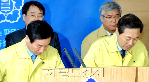 맹형규 행정안전부 장관(오른족)과 유정복 농림수산식품부 장관이 15일 세종로 정부종합청사에서 중앙재난안전대책본부 회의를 열고 "가축 매몰지" 관리 종합대책'을 발표하고 있다. 박현구 기자phko@heraldm.com 2011.02.15
맹형규 행정안전부 장관(오른족)과 유정복 농림수산식품부 장관이 15일 세종로 정부종합청사에서 중앙재난안전대책본부 회의를 열고 "가축 매몰지" 관리 종합대책'을 발표하고 있다. 박현구 기자phko@heraldm.com 2011.02.15