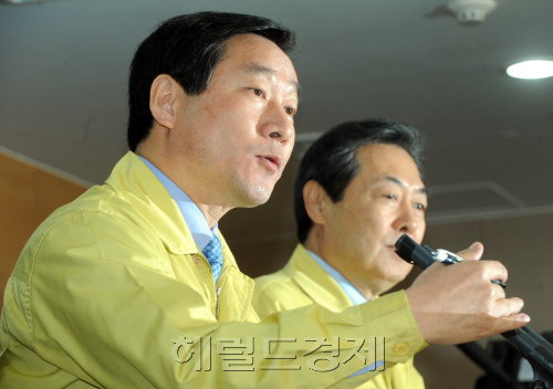 15일 서울 세종로 정부중앙청사에서 열린 구제역 살처분 가축 매몰지 환경오염논란 관련 정부 3개부처 합동브리핑에서 유정복 농림수산식품부장관이 기자들의 질문에 답하고 있다. 박현구 기자phko@heraldm.com 2011.02.15
15일 서울 세종로 정부중앙청사에서 열린 구제역 살처분 가축 매몰지 환경오염논란 관련 정부 3개부처 합동브리핑에서 유정복 농림수산식품부장관이 기자들의 질문에 답하고 있다. 박현구 기자phko@heraldm.com 2011.02.15