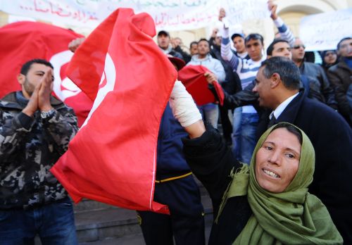 <YONHAP PHOTO-0051> Tunisians celebrate the anniversary of the first month of the Tunisian revolution on February 14, 2011 in Habib Bourguiba Avenue in Tunis. Some 5,000 other Tunisians have landed in Italy in recent days as illegal immigrants. AFP PHOTO : FETHI BELAID /2011-02-15 01:08:55/ <저작권자 ⓒ 1980-2011 ㈜연합뉴스. 무단 전재 재배포 금지.>
Tunisians celebrate the anniversary of the first month of the Tunisian revolution Monday. AFP-Yonhap News