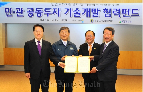 Hyundai Heavy Industries president Lee Jai-seong (third from left) and Chung Un-chan (left), chief of the Commission on Shared Growth for Large and Small Companies, pose in Ulsan after signing an agreement to set up a 30 billion won fund to support R&D in smaller firms on Tuesday.  Hyundai Heavy Industries