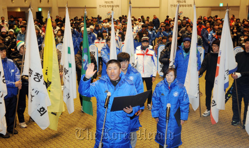 15일 강원 평창군 용평리조트 드래곤밸리호텔에서 전국동계체육대회 개회식이 열려 심판과 선수대표가 선서를 하고 있다<br />평창=김명섭 기자 msiron@
Participants of the 92nd National Winter Sports Festival take their vows under oath of the games on Tuesday at Yongpyong Resort, PyeongChang.  Kim Myung-sub/The Korea Herald