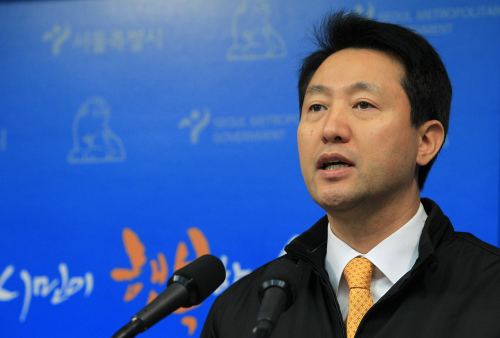 <YONHAP PHOTO-1254> 양화대교 공사 조속 재개 (서울=연합뉴스) 서명곤 기자 = 오세훈 서울시장이 15일 오전 서울 중구 서소문동 서울시청 별관에서 기자회견을 갖고 양화대교 구조개선 공사를 조속히 재개하겠다고 밝히고 있다. 2011.2.15 seephoto@yna.co.kr/2011-02-15 13:31:20/ <저작권자 ⓒ 1980-2011 ㈜연합뉴스. 무단 전재 재배포 금지.>
Seoul Mayor Oh Se-hoon holds a news conference Tuesday.   Yonhap News