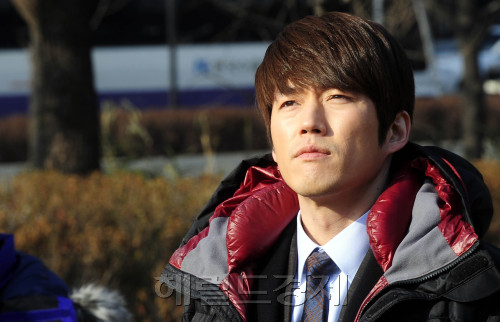 15일 오후 서울 여의도공원에서 SBS 새 월화드라마 '마이더스' 촬영 현장서 탤런트 장혁이 리허설을 준비하고 있다. 박해묵 기자/mook@heraldm.com
15일 오후 서울 여의도공원에서 SBS 새 월화드라마 '마이더스' 촬영 현장서 탤런트 장혁이 리허설을 준비하고 있다. 박해묵 기자/mook@heraldm.com