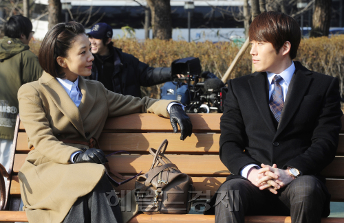 15일 오후 서울 여의도공원에서 SBS 새 월화드라마 '마이더스' 촬영 현장서 탤런트 무료 토토사이트과 김희애가 리허설을 준비하고 있다. 박해묵 기자/mook@heraldm.com
15일 오후 서울 여의도공원에서 SBS 새 월화드라마 '마이더스' 촬영 현장서 탤런트 무료 토토사이트과 김희애가 리허설을 준비하고 있다. 박해묵 기자/mook@heraldm.com