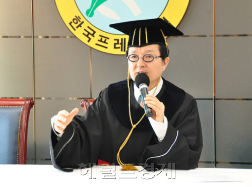 더탑 토토사이트 개그맨, MC / ‘뚝딱이 아빠’ 더탑 토토사이트, 아동학 박사 취득하며 2번 울었다.