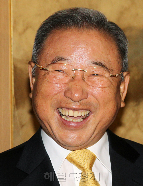 ${IC01} <br />조석래 전국경제인엽합회 회장이 15일 오후 서울 소공동 롯데호텔에서 열린 경제 5단체장 만찬에서 활짝 웃고 있다.<br />정희조 기자/checho@heraldm.com 110215
${IC01}
조석래 전국경제인엽합회 회장이 15일 오후 서울 소공동 롯데호텔에서 열린 경제 5단체장 만찬에서 활짝 웃고 있다.
정희조 기자/checho@heraldm.com 110215