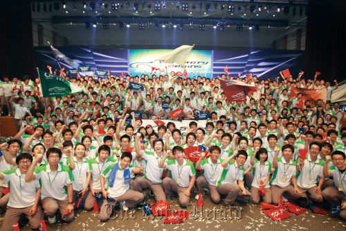 Hyundai Motor Co.’s employees recruited last year pose after a training camp.  Hyundai Motor Co.