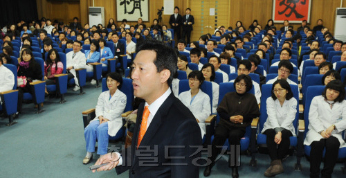 오세훈 서울시장이 16일 서울 삼성동 서울의료원에서 시장과 함깨하는 시정설명회를 갖고 있다. 박현구 기자phko@heraldm.com 2011.02.16
오세훈 서울시장이 16일 서울 삼성동 서울의료원에서 시장과 함깨하는 시정설명회를 갖고 있다. 박현구 기자phko@heraldm.com 2011.02.16
오세훈 서울시장이 16일 서울 삼성동 서울의료원에서 시장과 함깨하는 시정설명회를 갖고 있다. 박현구 기자phko@heraldm.com 2011.02.16