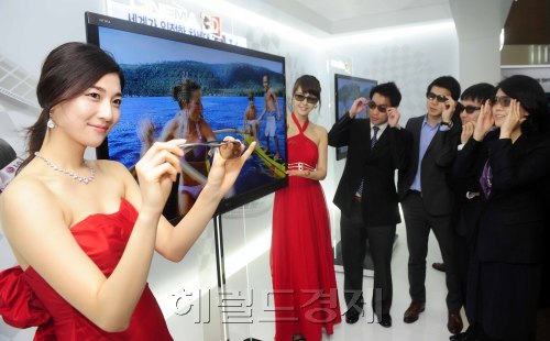 16일 오전 서울 LG전자 서초 R&D 캠퍼스에서 시네마 3D TV 신제품 소개, 사업방향을 설명하는 신제품 출시 기자간담회를 가지고 모델들이 신제품을 시연하고 있다. 박해묵 기자/mook@heraldm.com
LG전자가 16일 시네마 3D TV를 선보이고 세계 TV시장 1위 쟁취를 위한 도전을 선언했다. LG전자 행사 도우미들이 참가자들에게 시네마TV를 시연하고 있다.  박해묵 기자/mook@heraldm.com