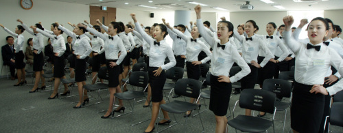 <YONHAP PHOTO-1600> 신입 딜러 교육생 입교식 (서울 GKL=연합뉴스) 9일 서울 강남구 대치동 세븐럭 아카데미에서 외국인전용 카지노 세븐럭을 운영하는 GKL의 ‘2011년 신입 딜러 교육생 입교식’이 열리고 있다. 2011.2.9 photo@yna.co.kr/2011-02-09 15:12:37/ <저작권자 ⓒ 1980-2011 ㈜연합뉴스. 무단 전재 재배포 금지.>
New employees are trained at the Seven Luck Casino Academy run by GKL in Seoul on Feb. 9.  GKL
