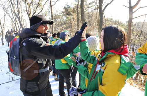 <YONHAP PHOTO-1036> S-OIL 신년산행 "글로벌기업 도약" 결의 (서울 S-OIL=연합뉴스) S-OIL 아흐메드 에이 수베이 CEO(왼쪽)가 지난 29일 서울 청계산에서 열린 신년 산행에서 신입사원과 “하이파이브”하고 있다. S-OIL 임직원은 신년산행 행사를 개최하고 글로벌 기업으로의 도약과 지속성장 결의를 다졌다. 2011.1.30 photo@yna.co.kr/2011-01-30 11:56:05/ <저작권자 ⓒ 1980-2011 ㈜연합뉴스. 무단 전재 재배포 금지.>
S-Oil CEO Ahmed A. Subey (left) high fives a new employee during a New Year hike in Seoul on Jan. 29.  S-Oil