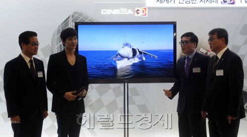 16일 오전 서울 LG전자 서초 R&D 캠퍼스에서 시네마 3D TV 신제품 소개, 사업방향을 설명하는 신제품 출시 기자간담회를 가지고 권희원 HE사업본부장(좌에서 3번째)과 임원들이 신제품 모델인 원빈과 기념촬영을 하고 있다. 박해묵 기자/mook@heraldm.com
16일 오전 서울 LG전자 서초 R&D 캠퍼스에서 시네마 3D TV 신제품 소개, 사업방향을 설명하는 신제품 출시 기자간담회를 가지고 권희원 HE사업본부장(좌에서 3번째)과 임원들이 신제품 모델인 원빈과 기념촬영을 하고 있다. 박해묵 기자/mook@heraldm.com