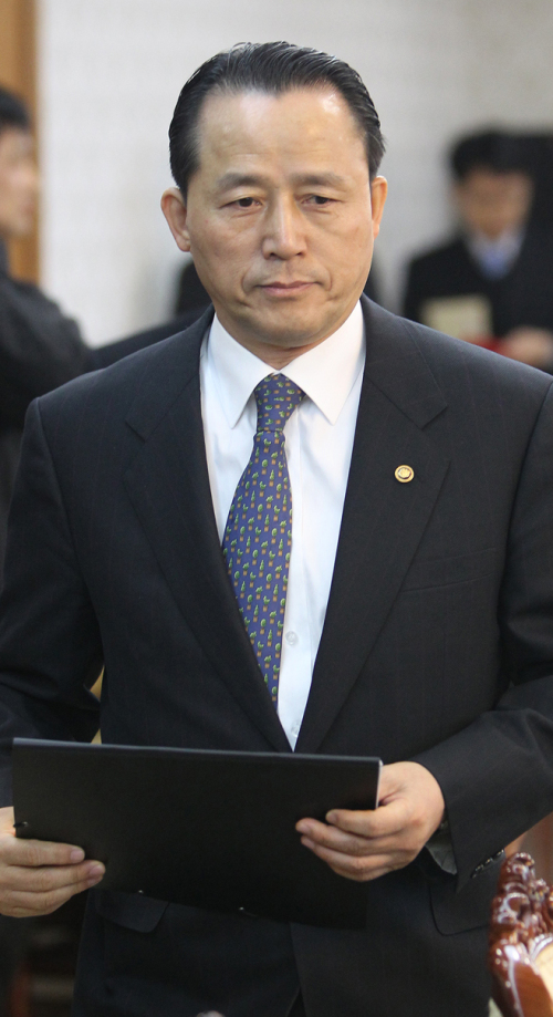 <YONHAP PHOTO-0974> 사의 표명한 장수만 방위사업청장 (서울=연합뉴스) 일명 '함바집'(건설현장 식당) 운영권 비리사건 관련 여부를 둘러싼 논란 때문에 16일 사의를 표명한 장수만 방위사업청장. 사진은 지난해 열린 천안함 침몰 관련 회의에 참석한 모습. 2011.2.16 << 연합뉴스 DB >>/2011-02-16 11:36:18/ <저작권자 ⓒ 1980-2011 ㈜연합뉴스. 무단 전재 재배포 금지.>
Chang Soo-man