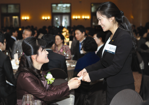 A new worker gives her business card out at a Hyundai Marine &
Fire Insurance event on Jan. 29. (Hyundai Marine & Fire Insurance)