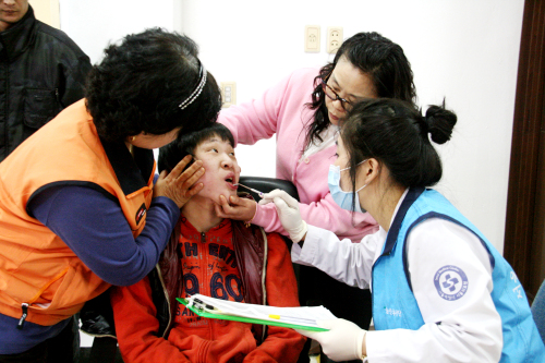 서울의료원(원장 유병욱) 노인이동치과는 강원도 철원군의 은혜장애인요양원을 찾아가 장애인들의 치아검진을 무료로 실시했다고 17일 밝혔다.
이번 무료진료에는 의료진 10여명과 생활교사 30명여명의 자원봉사자가 참여했으며 최신식 진료시설을 갖춘 이동치과차량이 출동하여 잇몸치료, 충치치료, 발치, 소염술, 스케일링 등 모든 치과 진료를 한자리에서 제공하여 장애인의 불편을 최소화했다.