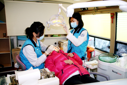 서울의료원(원장 유병욱) 노인이동치과는 강원도 철원군의 은혜장애인요양원을 찾아가 장애인들의 치아검진을 무료로 실시했다고 17일 밝혔다.
이번 무료진료에는 의료진 10여명과 생활교사 30명여명의 자원봉사자가 참여했으며 최신식 진료시설을 갖춘 이동치과차량이 출동하여 잇몸치료, 충치치료, 발치, 소염술, 스케일링 등 모든 치과 진료를 한자리에서 제공하여 장애인의 불편을 최소화했다.