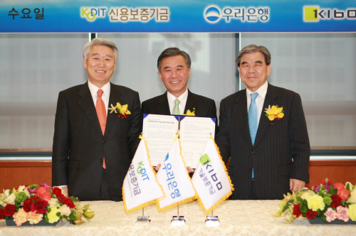 우리은행은 16일 서울 중구 회현동 우리은행 본점에서 이종휘 우리은행장(사진 가운데), 안택수 신용보증기금이사장(사진 왼쪽), 진병화 기술보증기금 이사장이 참석한 가운데 보증기관들과 ‘신성장동력 중소기업 금융지원 업무 협약’을 맺고 앞으로 1000억원 규모의 특별출연 및 보증료 지원 등 총 4조4000억원을 중소기업에 지원키로 했다.
