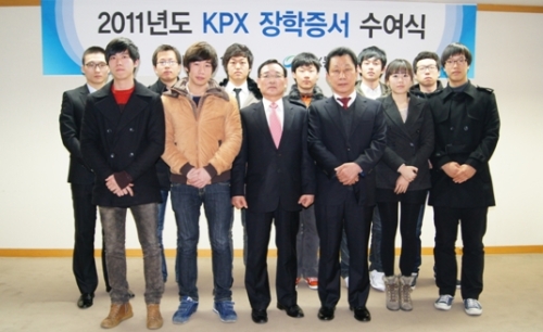 곽의남(앞줄 오른쪽) KPX화인케미칼 사장과 이상목(오른쪽 두 번째) KPX케미칼 사장이 장학금 수여식 후 학생들과 기념촬영을 하고 있다
