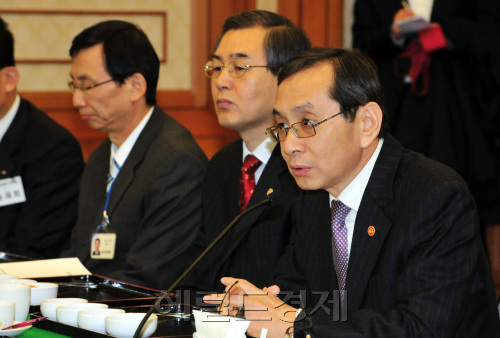 김동수 공정거래위원장이 17일 오전 국회 귀빈식당에서 열린 하도급법 개정안을 논의하기 위한 당정회의에서 인사말을 하고 있다./양동출 기자 dcyang@ 2011.02.17
김동수 공정거래위원장이 17일 오전 국회 귀빈식당에서 열린 하도급법 개정안을 논의하기 위한 당정회의에서 인사말을 하고 있다./양동출 기자 dcyang@ 2011.02.17
김동수 공정거래위원장이 17일 오전 서울 여의도 국회 귀빈식당에서 열린 하도급법 개정안을 논의하기 위한 당정회의에서 인사말을 하고 있다.  양동출 기자/dcyang@