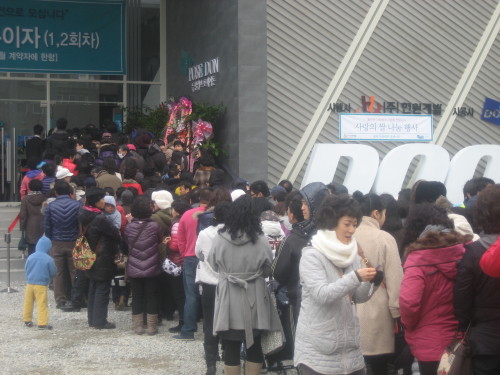 두산건설이 부산 강서구 명지지구 오션시티에 짓는 ‘명지 두산위브포세이돈’ 1순위 청약 결과, 대부분 주택형이 마감됐다. 지난주말 2만5000명이 방문한 모델하우스.