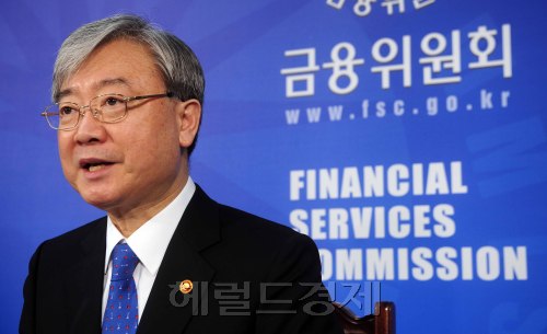 17일 오전 금융위원회가 서울 여의도 금융위원회 사옥에서 부실금융기관 결정 및 영업정지 조치 부과에 관한 임시회의를 개최해 부산 및 대전가상 스포츠토토은행을 부실금융기관으로 결정하고 영업정지조치를 부과한 가운데 김석동 금융위원회 위원장이 이에 관련한 브리핑을 하고 있다. 박해묵 기자/mook@heraldm.com
김석동 금융위원장이 17일 부산 및 대전가상 스포츠토토은행 영업정지 사실을 발표하고 있다. 김 위원장은 “일부 부실가상 스포츠토토은행을 제외한 나머지에는 돈을 맡겨도 안전하다”고 강조했다. 박해묵 기자/mook@