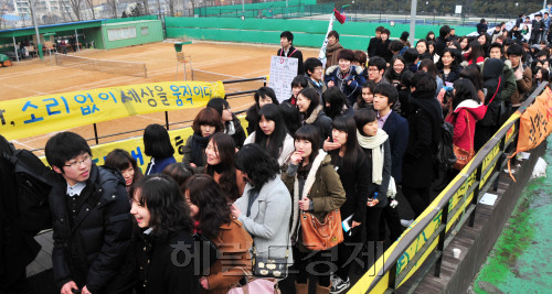 17일 서울 서강대에서 열린 2011학년도 입학식에서 신입생들이 선배의 안내를 받고 식장으로 들어가고 있다.<br />김명섭 기자 msiron@
17일 서울 서강대에서 열린 2011학년도 입학식에서 신입생들이 선배의 안내를 받고 식장으로 들어가고 있다.
김명섭 기자 msiron@
“이젠 나도 대학생”
