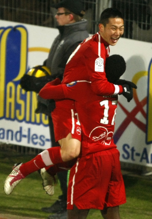 <YONHAP PHOTO-0733> Valenciennes' midfielder Tae-Hee Nam of South Korea, up, and Valenciennes' midfielder Carlos Sanchez Moreno of Colombia react during their French League one soccer match in Valenciennes, northern France, Saturday, Jan. 29, 2011. (AP Photo/Michel Spingler)/2011-01-30 09:34:40/ <저작권자 ⓒ 1980-2011 ㈜연합뉴스. 무단 전재 재배포 금지.>
Valenciennes midfielder Nam Tae-hee  AP-Yonhap News
Valenciennes midfielder Nam Tae-hee.  AP-Yonhap News