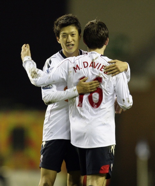 <YONHAP PHOTO-0912> Bolton's Lee Chung-Yong, left, hugs teammate Mark Davies after their team's 1-0 win over Wigan Athletic in their English FA Cup fourth round replay soccer match at The DW Stadium, Wigan, England, Wednesday Feb. 16, 2011. (AP Photo/Jon Super) NO INTERNET/MOBILE USAGE WITHOUT FOOTBALL ASSOCIATION PREMIER LEAGUE(FAPL)LICENCE. EMAIL info@football-dataco.com FOR DETAILS. /2011-02-17 06:59:26/ <저작권자 ⓒ 1980-2011 ㈜연합뉴스. 무단 전재 재배포 금지.>
Bolton’s Lee Chung-young (left) and teammate Mark Davies celebrate their 1-0 win.   AP-Yonhap News
Bolton’s Lee Chung-young (left) and teammate Mark Davies celebrate their 1-0 win.   AP-Yonhap News