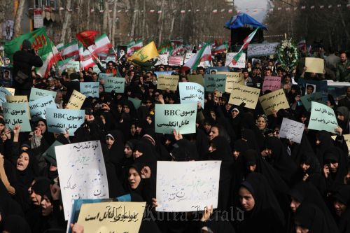 <YONHAP PHOTO-1967> EDS NOTE: FOLLOWING AN OFFICIAL BAN ON FOREIGN MEDIA OUTLETS COVERING DEMONSTRATIONS IN IRAN, AFP IS USING PICTURES FROM ALTERNATIVE SOURCES-- People protest as they take part in the funeral of Sanee Zhaleh, a student who was shot dead during an opposition rally two days ago, in Tehran on February 16, 2011. AFP PHOTO/STR /2011-02-16 20:25:08/ <저작권자 ⓒ 1980-2011 ㈜연합뉴스. 무단 전재 재배포 금지.>
People protest as they take part in a rally in Tehran on Wednesday.      AFP-Yonhap News