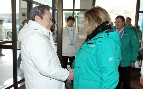 <YONHAP PHOTO-1875> <IOC 실사> 이건희 IOC위원과 평가위원장 (평창 유치위원회=연합뉴스) 이상학 기자 = 17일 IOC 조사평가위원들이 강원 평창군 휘닉스파크 스노보드 경기장을 찾은 가운데 이건희 IOC위원(왼쪽)과 린드버그 위원장이 악수를 하고 있다. <<평창유치위 제공>> 2011.2.17 hak@yna.co.kr/2011-02-17 15:01:35/ <저작권자 ⓒ 1980-2011 ㈜연합뉴스. 무단 전재 재배포 금지.>
Lee Kun-hee (left), a member of the International Olympic Committee and chairman of Samsung Electronics, shakes hands with Gunilla Lindberg, head of the IOC’s inspection team at Bokwang Phoenix Park in PyeongChang, Gangwon Province, Thursday. Yonhap News
Lee Kun-hee (left), a member of the International Olympic Committee and chairman of Samsung Electronics, shakes hands with Gunilla Lindberg, head of the IOC’s inspection team at Bokwang Phoenix Park in PyeongChang, Gangwon Province, Thursday. Yonhap News
