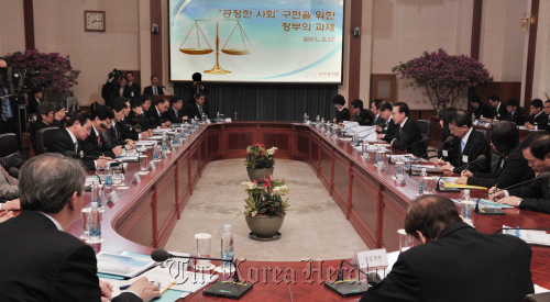 17일 청와대 세종홀에서 열린 '제1차 공정사회추진회의'. 이명박 대통령이 개회 발언을 하고 있다.<br />정희조 기자/checho@heraldm.com 110217
President Lee Myung-bak speaks during a meeting at Cheong Wa Dae on Thursday to discuss measures toward achieving a “fair society.”
Chung Hee-cho/The Korea Herald