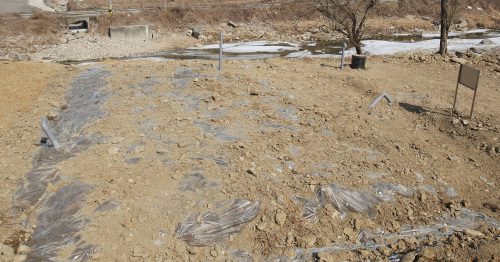 <YONHAP PHOTO-1842> '하천 옆의 구제역 매몰지' (남양주=연합뉴스) 임병식 기자 = 15일 오전 경기도 남양주시 화도읍 금남리 묵현천 인근에서 구제역 매몰지가 보이고 있다. 방역당국은 지난 1월1일 이곳에 젖소 60마리를 살처분해 묻었으며, 이 매몰지는 북한강으로 합류하는 묵현천에서 불과 10ｍ정도 떨어져 있어 상수원 오염 피해가 우려되고 있다. 2011.2.15 andphotodo@yna.co.kr/2011-02-15 16:57:13/ <저작권자 ⓒ 1980-2011 ㈜연합뉴스. 무단 전재 재배포 금지.>
A burial site of slaughtered cattle near a stream leading to the Han River in Namyangju, east of Seoul.     Yonhap News
A burial site of slaughtered cattle near a stream leading to the Han River in Namyangju, east of Seoul.     Yonhap News