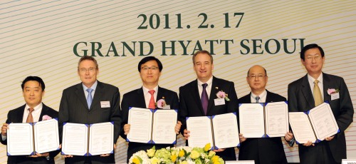 <YONHAP PHOTO-1824> 주한 외국인투자기업과의 간담회 (서울=연합뉴스) 17일 오전 서울 그랜드하얏트호텔에서 열린' 2011년 외국인투자기업과의 만남' 행사에서 참석한 관계자들이 외국인투자기업 동반성장 선언문 협약을 체결한 뒤 기념촬영을 하고 있다. 왼쪽부터 리뱌오 주한중국상회 회장, 장 마리 위르티제 주한유럽연합상공회의소 회장, 최중경 지식경제부 장관, 조환익 KOTRA 사장, 프랭크 리틀 주한미국상공회의소 회장, 아와야 츠토무 서울재팬클럽 이사장. 2011.2.17 photo@yna.co.kr/2011-02-17 14:24:08/ <저작권자 ⓒ 1980-2011 ㈜연합뉴스. 무단 전재 재배포 금지.>
Knowledge Economy Minister Choi Joong-kyung (third from left) poses with representatives of foreign companies in Seoul on Thursday after they sign an agreement to promote mutual growth with smaller firms. From left are Li Biao, chief of the Chinese Chamber of Commerce in Korea; Jean-Marie Hurtiger, president of the European Union Chamber of Commerce in Korea; Choi; Frank Little, chairman of the American Chamber of Commerce in Korea; Tsutomu Iwaya, chairman of the Seoul Japan Club; and Cho Hwan-eik, president of KOTRA.  Yonhap News
