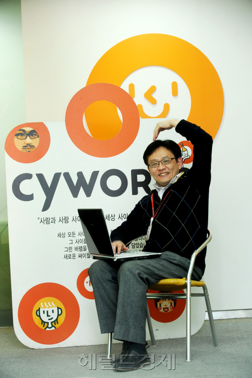 이태신 SK커뮤니케이션즈 본부장 10일 인터뷰 스마트면. 박현구 기자phko@heraldm.com 2011.02.10
이태신 SK커뮤니케이션즈 본부장 10일 인터뷰 스마트면. 박현구 기자phko@heraldm.com 2011.02.10
이태신 SK커뮤니케이션즈 본부장 10일 인터뷰 스마트면. 박현구 기자phko@heraldm.com 2011.02.10