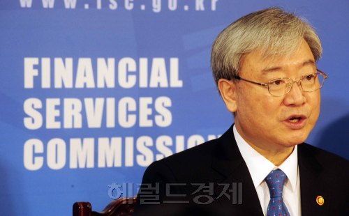 17일 오전 금융위원회가 부실금융기관 결정 및 영업정지 조치 부과에 관한 임시회의를 개최해 부산 및 대전저축은행을 부실금융기관으로 결정하고 영업정지조치를 부과한 가운데 김석동 금융위원회 위원장이 이에 관련한 브리핑을 하고 있다. 박해묵 기자/mook@heraldm.com