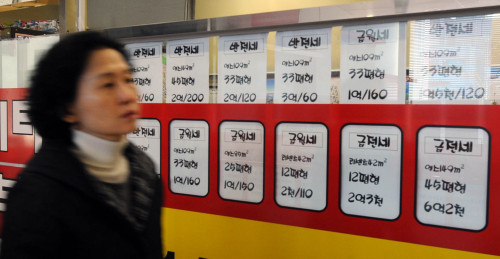 전세대란이 장기화되면서 11일 서울 송파구 잠실의 부동산 중계업소 시세판을 전세금이 올라 고쳐 적었다. 박현구 기자phko@heraldm.com 2011.02.11
전세대란이 장기화되면서 11일 서울 송파구 잠실의 부동산 중계업소 시세판을 전세금이 올라 고쳐 적었다. 박현구 기자phko@heraldm.com 2011.02.11
강남 3구에서 시작된 반전세ㆍ토토사이트 포에버가 경기 남부를 관통한후, 서울 강북으로 빠르게 북상하고 있다. 집값안정과 저금리로 인해 ‘완전 전세’ 가 3~4년내 사라질 것이라는 전망까지 나오고 있다. 전문가들은 앞으로 전세대책이 아니라 토토사이트 포에버대책을 세워야 한다고 촉구했다. 박현구 기자/phko@heraldm.com