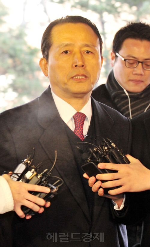 대우건설 사장에게서 거액의 백화점 상품권을 받은 혐의를 받고 있는 장수만 전 방위사업청장이 18일오전 검찰에 출석하고 있다.<br />김명섭 기자 msiron@
대우건설 사장에게서 거액의 백화점 상품권을 받은 혐의를 받고 있는 장수만 전 방위사업청장이 18일오전 검찰에 출석하고 있다.
김명섭 기자 msiron@
대우건설 사장에게서 거액의 백화점 상품권을 받은 혐의를 받고 있는 장수만 전 방위사업청장이 18일오전 검찰에 출석하고 있다.
김명섭 기자 msiron@