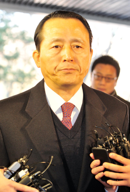 GRA FT SCANDAL — Chang Soo-man, former commissioner of
the Defense Acquisition Program Agency, appears at the Seoul
Eastern District Prosecutors’ Office on Friday for questioning over
suspicions that he accepted bribes from Daewoo Engineering
and Construction in exchange for business favors.(Kim Myung-sub/The Korea Herald)