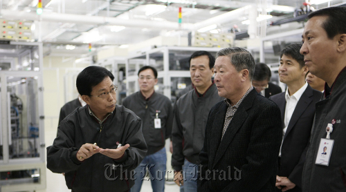 LG Group chairman Koo Bon-moo (third from right) and group staffers examine production lines at LG Display’s LCD module factories in Gumi, North Gyeongsang Province on Thursday.  LG Group