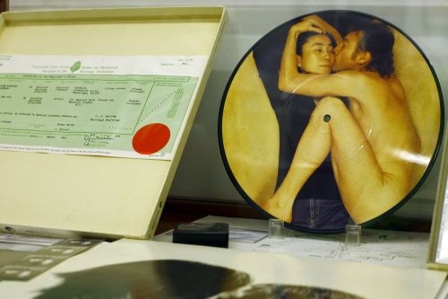 <YONHAP PHOTO-0404> Picture of a copy of the marriage certificate of John Lennon and Yoko Ono and a CD of the couple on display at the Beatles museum, in Buenos Aires, owned by Argentine Rodolfo Vazquez, 53, who is in the Guinness Book of Records for owning the biggest Beatles collection in the world -- some 8,500 pieces, taken on February 18, 2011. The world's tango capital is dancing to a new beat at Latin America's first museum devoted to the Beatles, displaying items from boots to wigs and even condoms stamped with John Lennon's picture. Although none of the 2,500 articles on display actually ever belonged to a member of the Fab Four, thousands of visitors have already poured through the doors of the Buenos Aires-based museum since it opened a few weeks ago. AFP PHOTO/MAXI FAILLA /2011-02-19 06:50:01/ <저작권자 ⓒ 1980-2011 ㈜연합뉴스. 무단 전재 재배포 금지.>
A picture of a copy of the marriage certificate of John Lennon and Yoko Ono and a CD of the couple is displayed at the Beatles museum in Buenos Aires.  AFP-Yonhap News