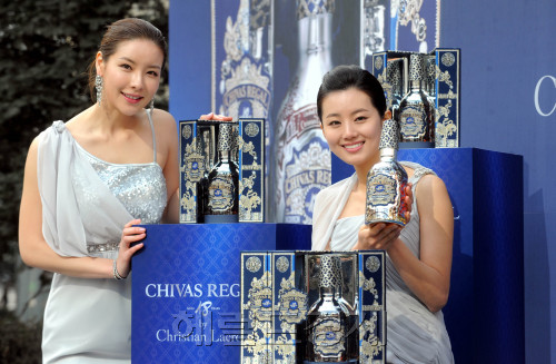 페르노리카 코리아가 럭셔리 스카치 위스키 브랜드 시바스리갈(Chivas Regal)의 '시바스리갈 18년 크리스찬 라크르와'를 20일 오전 서울 중구 소공동 롯데백화점 앞에서 선보이고 있다. /안훈기자 rosedale@ 2o11.02.20
페르노리카 코리아가 럭셔리 스카치 위스키 브랜드 시바스리갈(Chivas Regal)의 '시바스리갈 18년 크리스찬 라크르와'를 20일 오전 서울 중구 소공동 롯데백화점 앞에서 선보이고 있다. /안훈기자 rosedale@ 2o11.02.20