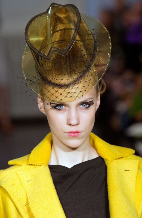 <YONHAP PHOTO-1809> A model presents a creation by fashion designer Kinder Aggugini for the Autumn/Winter 2011 collection, on the second day of the London Fashion Week in London, on February 19, 2011. AFP PHOTO/Leon Neal /2011-02-19 23:10:58/ <저작권자 ⓒ 1980-2011 ㈜연합뉴스. 무단 전재 재배포 금지.>
A model presents a creation by fashion designer Kinder Aggugini for the Autumn/Winter 2011 collection, on the second day of the London Fashion Week in London, on Feb. 19.  AFP-Yonhap News
