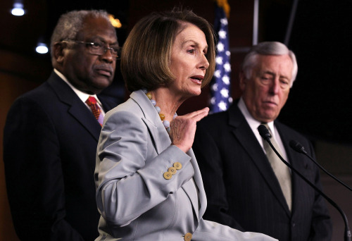 <YONHAP PHOTO-0557> WASHINGTON, DC - FEBRUARY 18: U.S. House Minority Leader Rep. Nancy Pelosi (D-CA) (C) speaks as House Minority Whip Rep. Steny Hoyer (D-MD) (R), and Assistant Minority Leader of the House Rep. James Clyburn (D-SC) (L) listen during a news conference February 18, 2011 on Capitol Hill in Washington, DC. According to reports, a high ranking Pelosi aid said that a goverment shutdown is more likely that not when the government runs out of money . Alex Wong/Getty Images/AFP== FOR NEWSPAPERS, INTERNET, TELCOS & TELEVISION USE ONLY == /2011-02-19 06:59:11/ <저작권자 ⓒ 1980-2011 ㈜연합뉴스. 무단 전재 재배포 금지.>
U.S. House Minority Leader Rep. Nancy Pelosi (center) speaks as House Minority Whip Rep. Steny Hoyer (right), and Assistant Minority Leader of the House Rep. James Clyburn listen during a news conference Friday on Capitol Hill in Washington, D.C.  AFP-Yonhap News