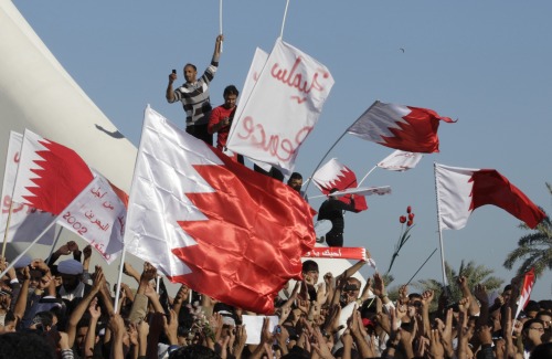 <YONHAP PHOTO-0007> Bahraini protesters chant slogans at the Pearl roundabout soon after the military and police pulled out in Manama, Bahrain, Saturday, Feb. 19, 2011. (AP Photo/Hassan Ammar)/2011-02-20 00:02:11/ <저작권자 ⓒ 1980-2011 ㈜연합뉴스. 무단 전재 재배포 금지.>
Bahraini protesters chant slogans at Pearl Square soon after the military and police pulled out in Manama on Saturday. AP-Yonhap News