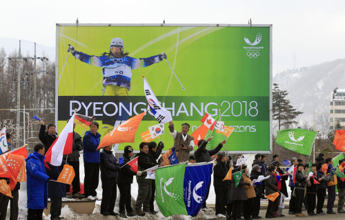 <YONHAP PHOTO-1018> South Korean supporters wave flags as members of an an International Olympic Committee evaluation commission for 2018 Winter Olympic leave Pyeongchang, east of Seoul, South Korea, Sunday, Feb. 20, 2011. Pyeongchang showed passion and progress in spades in unveiling its third bid to host the Winter Olympics, the IOC inspection panel said on Saturday. (AP Photo/ Lee Jin-man)/2011-02-20 14:36:21/ <저작권자 ⓒ 1980-2011 ㈜연합뉴스. 무단 전재 재배포 금지.>
South Korean supporters wave flags as members of an International Olympic Committee evaluation commission for 2018 Winter Olympic leave PyeongChang, Gangwon Province, Sunday. AP-Yonhap News