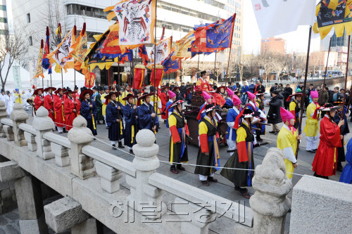20일 서울 청계천 광통교에서 열린  '광통교  다리밟기'행사에서 임금님 행렬이 먼저 다리를 밟고 지나가고  있다<br />안훈 기자/rosedale@heraldm.com 110220
20일 서울 청계천 광통교에서 열린  '광통교  다리밟기'행사에서 임금님 행렬이 먼저 다리를 밟고 지나가고  있다
안훈 기자/rosedale@heraldm.com 110220