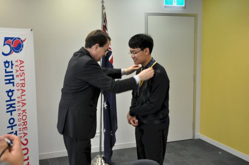 Australia Ambassador Sam Gerovich decorates Chungbuk Science
High School student Ryoo Sang-woo. (Yoav Cerralbo/The Korea Herald)